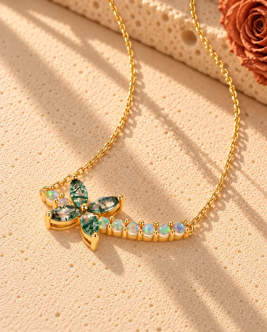 Collier Fleur Agate Mousse en Argent 925 Plaqué Or - vu de biais sur une surface claire texturée