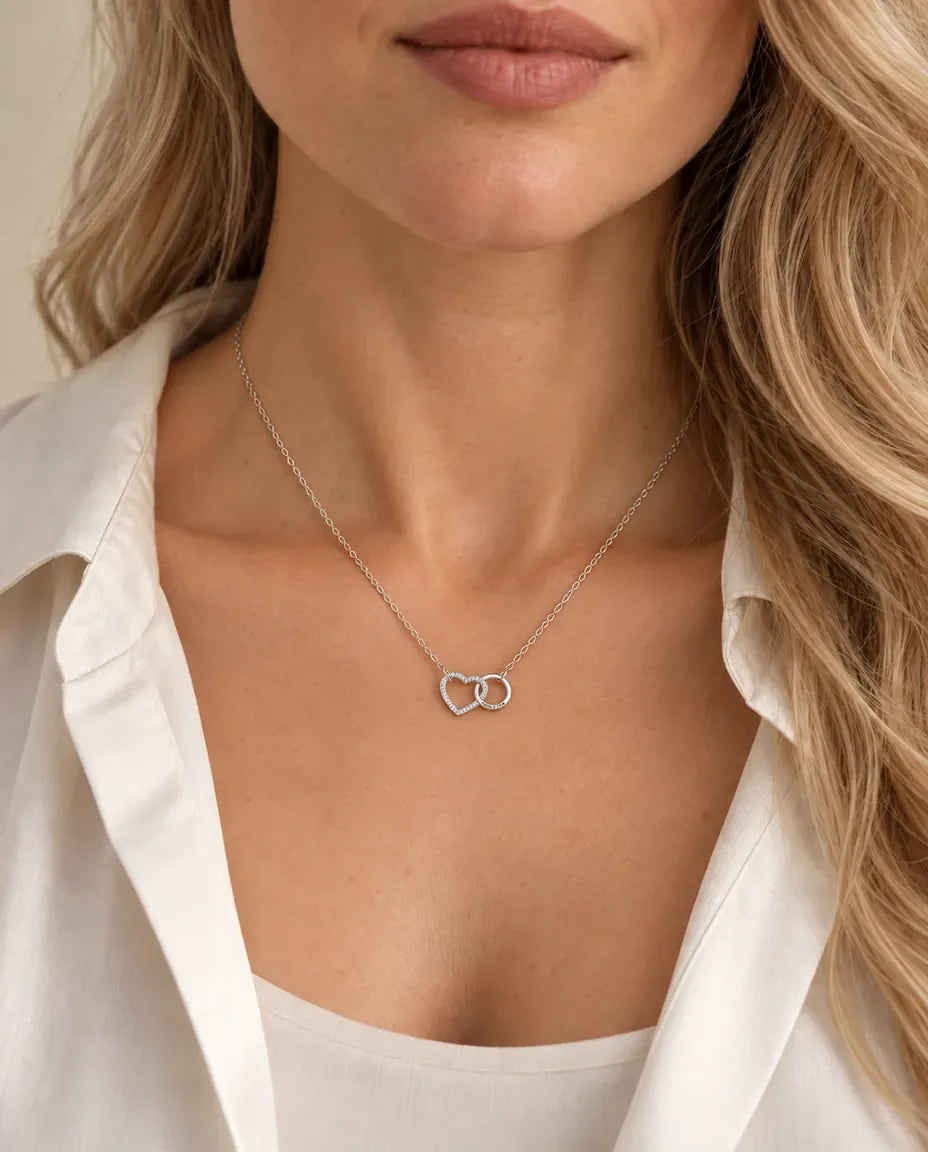 Collier Gravé - porté par un mannequin