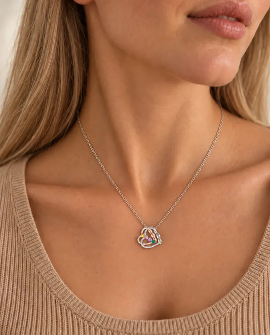 Collier Gravé Double Cœur - porté par un mannequin