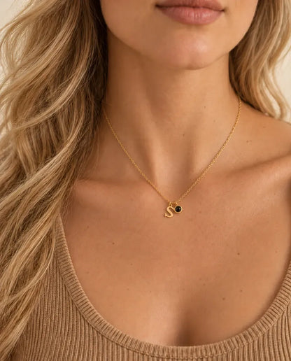 Collier initiale doré photo projection personnalisé - porté par un mannequin