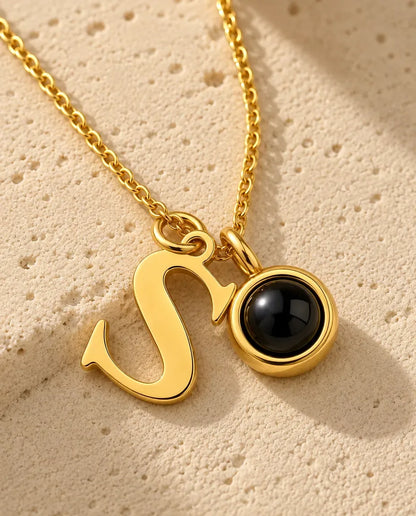 Collier initiale doré photo projection personnalisé - gros plan du pendentif projection photo