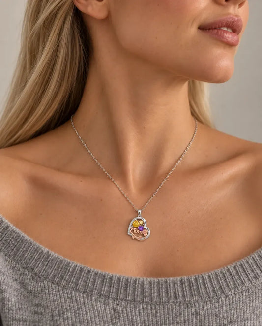 Collier Maman Personnalisé - porté par un mannequin