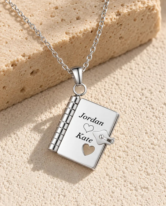 Collier Médaillon Livre Personnalisé - Pendentif Petit Carnet Gravé avec 3 Messages, Acier Inoxydable Argenté ou Doré