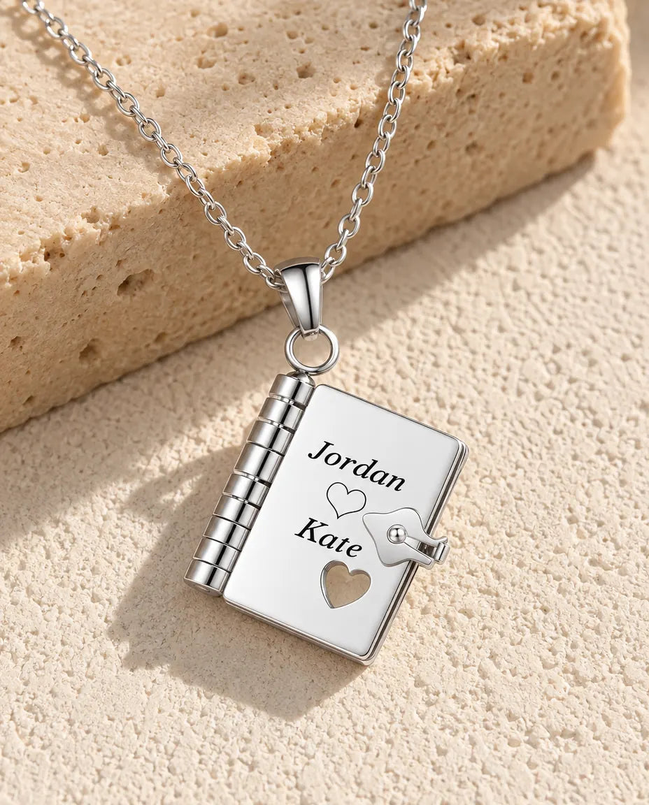 Collier Médaillon Livre Personnalisé - Pendentif Petit Carnet Gravé avec 3 Messages, Acier Inoxydable Argenté ou Doré