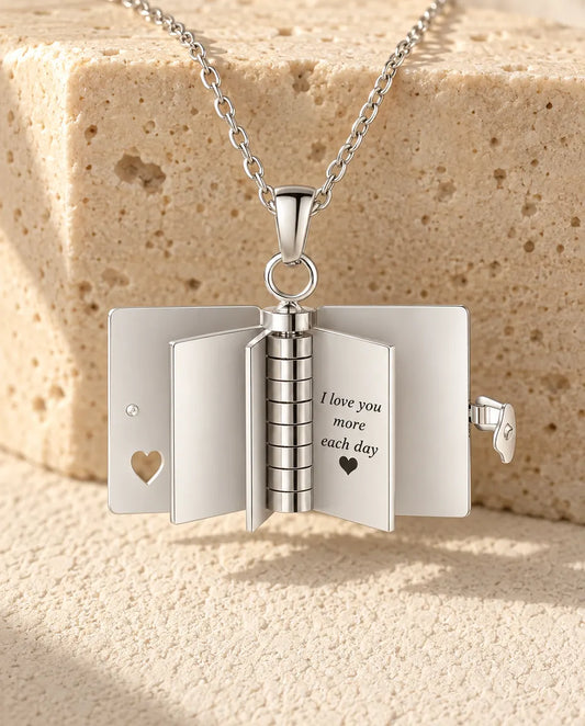 Collier Médaillon Livre Personnalisé - Pendentif Petit Carnet Gravé avec 3 Messages, Acier Inoxydable Argenté ou Doré