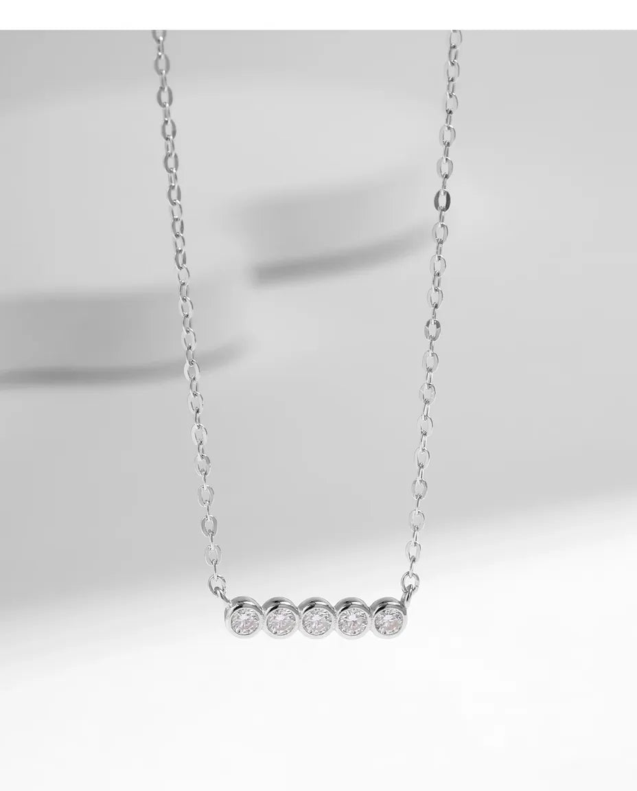 Collier Moissanite Barre – cinq pierres couleur D serties clos en argent 925