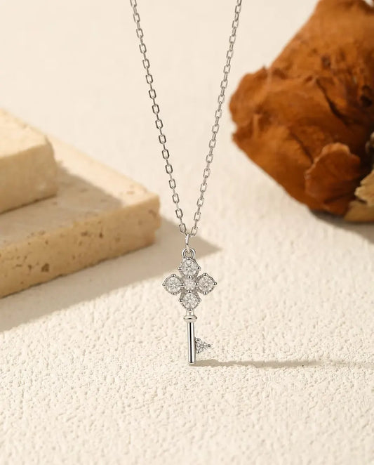 Collier Moissanite Clé – pendentif clé trèfle en argent 925 serti de six pierres couleur D, chaîne 40+5 cm
