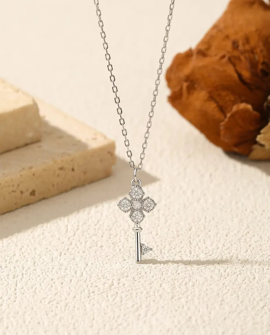 Collier Moissanite Clé – pendentif clé trèfle en argent 925 serti de six pierres couleur D, chaîne 40+5 cm