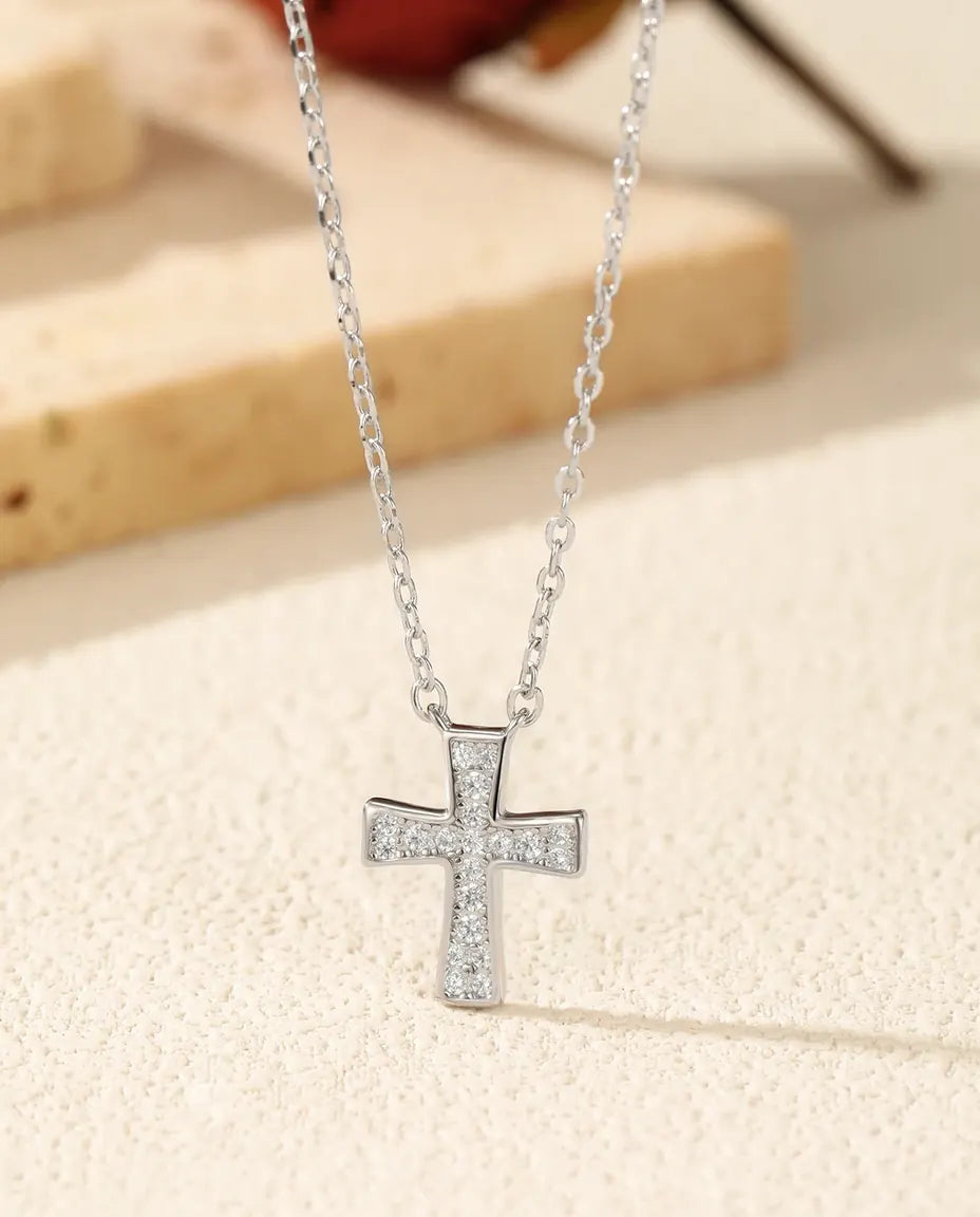 Collier Moissanite Croix Fine – 8 pierres couleur D VVS1, pendentif de 10 x 12 mm en argent 925