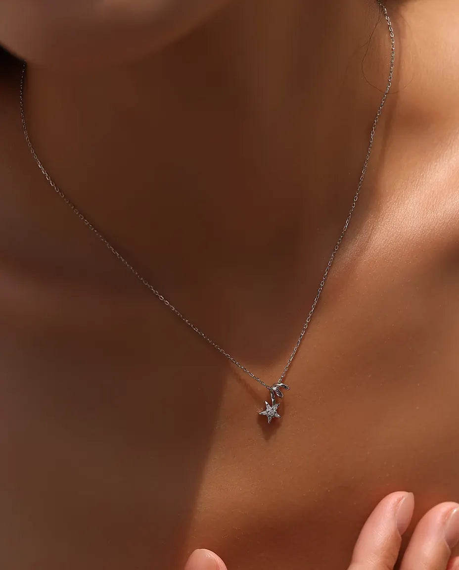 Collier Moissanite Étoile - pierre centrale de 2 mm, cinq accents pavés et maillon spirale, argent 925, 40+5 cm