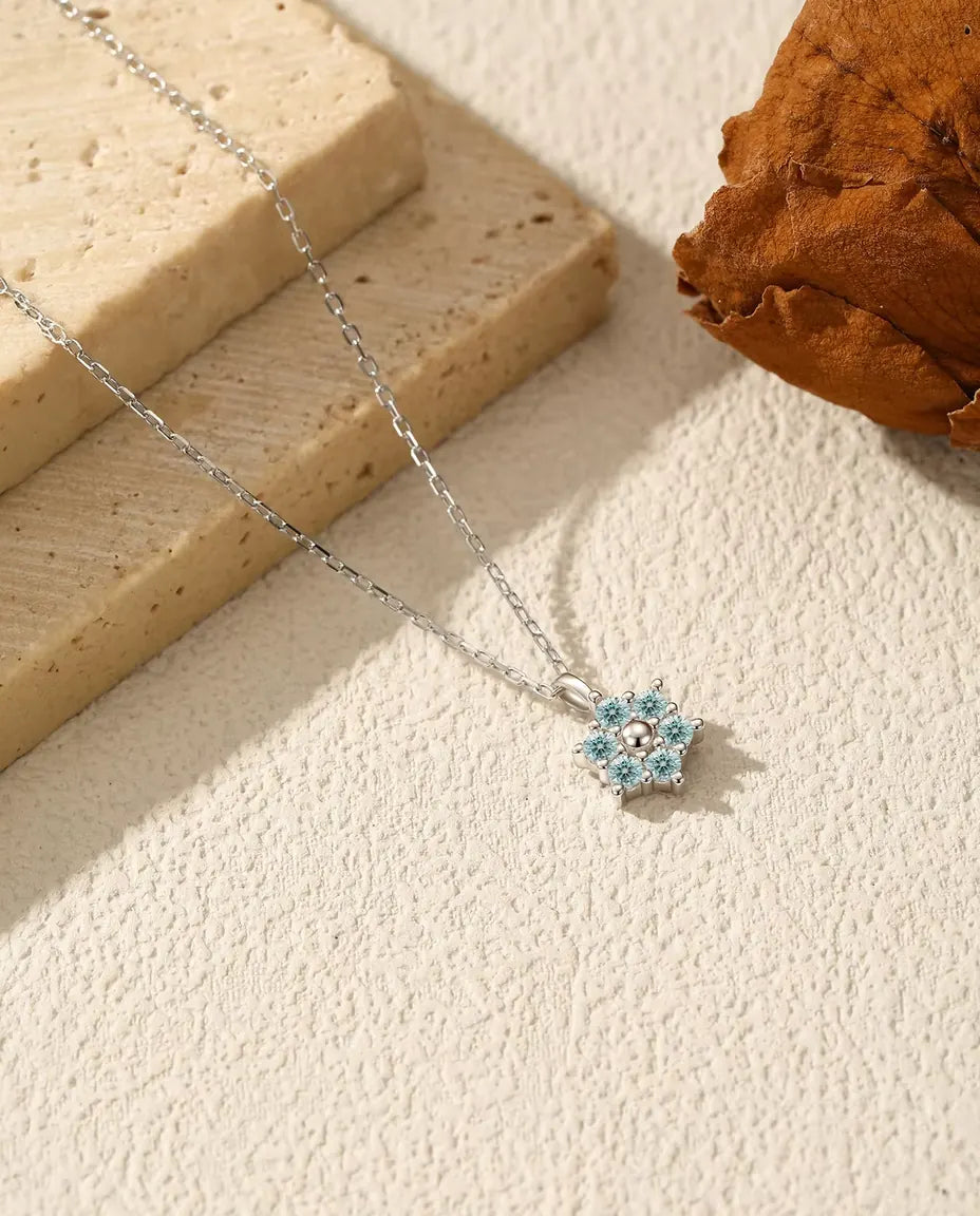 Collier Moissanite Fleur Bleu Aqua - six pierres de 2 mm autour d'une perle d'argent polie, argent 925, 40+5 cm