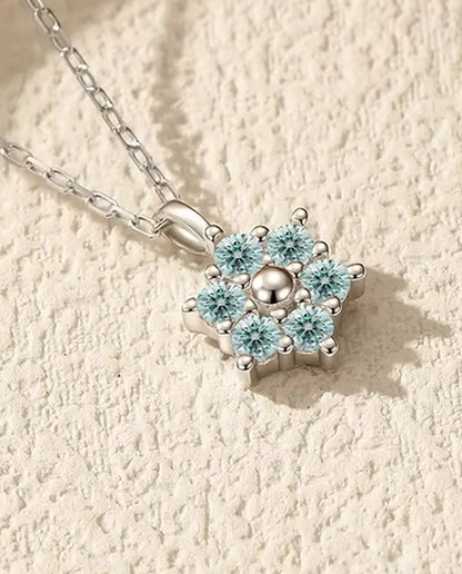 Collier Moissanite Fleur Bleu Aqua - six pierres de 2 mm autour d'une perle d'argent polie, argent 925, 40+5 cm