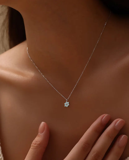 Collier Moissanite Fleur Bleu Aqua - six pierres de 2 mm autour d'une perle d'argent polie, argent 925, 40+5 cm