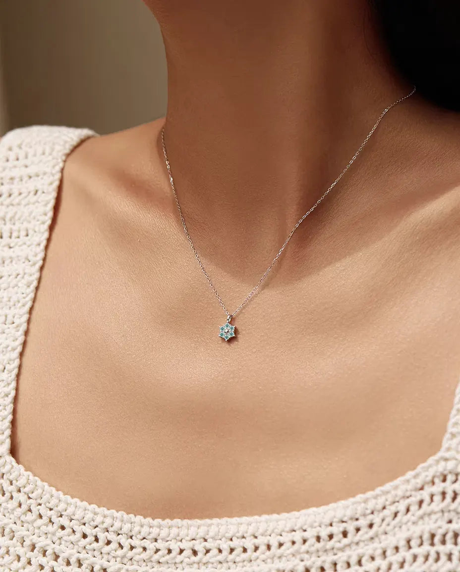 Collier Moissanite Fleur Bleu Aqua - six pierres de 2 mm autour d'une perle d'argent polie, argent 925, 40+5 cm