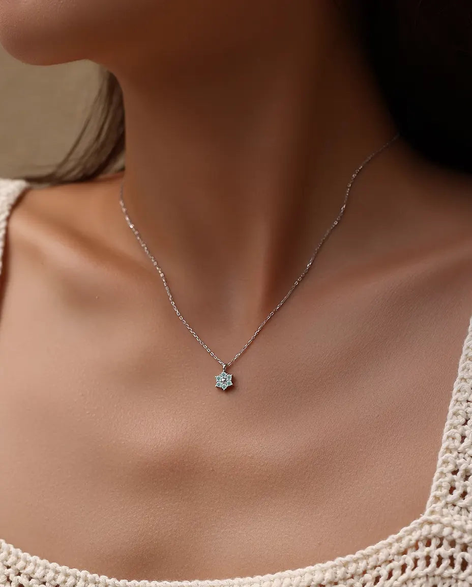 Collier Moissanite Fleur Bleu Aqua - six pierres de 2 mm autour d'une perle d'argent polie, argent 925, 40+5 cm
