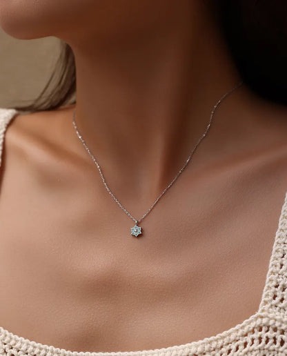 Collier Moissanite Fleur Bleu Aqua - six pierres de 2 mm autour d'une perle d'argent polie, argent 925, 40+5 cm