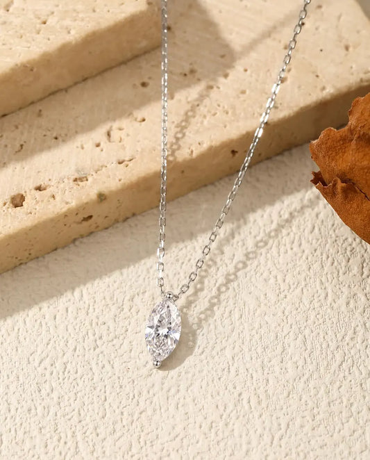 Collier Moissanite Marquise 1 ct en Argent 925 - pendentif suspendu au rebord d’une dalle de travertin