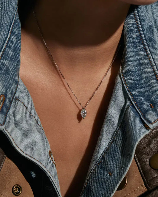 Collier Moissanite Marquise 1 ct en Argent 925 - porté par un mannequin, gros plan à la clavicule