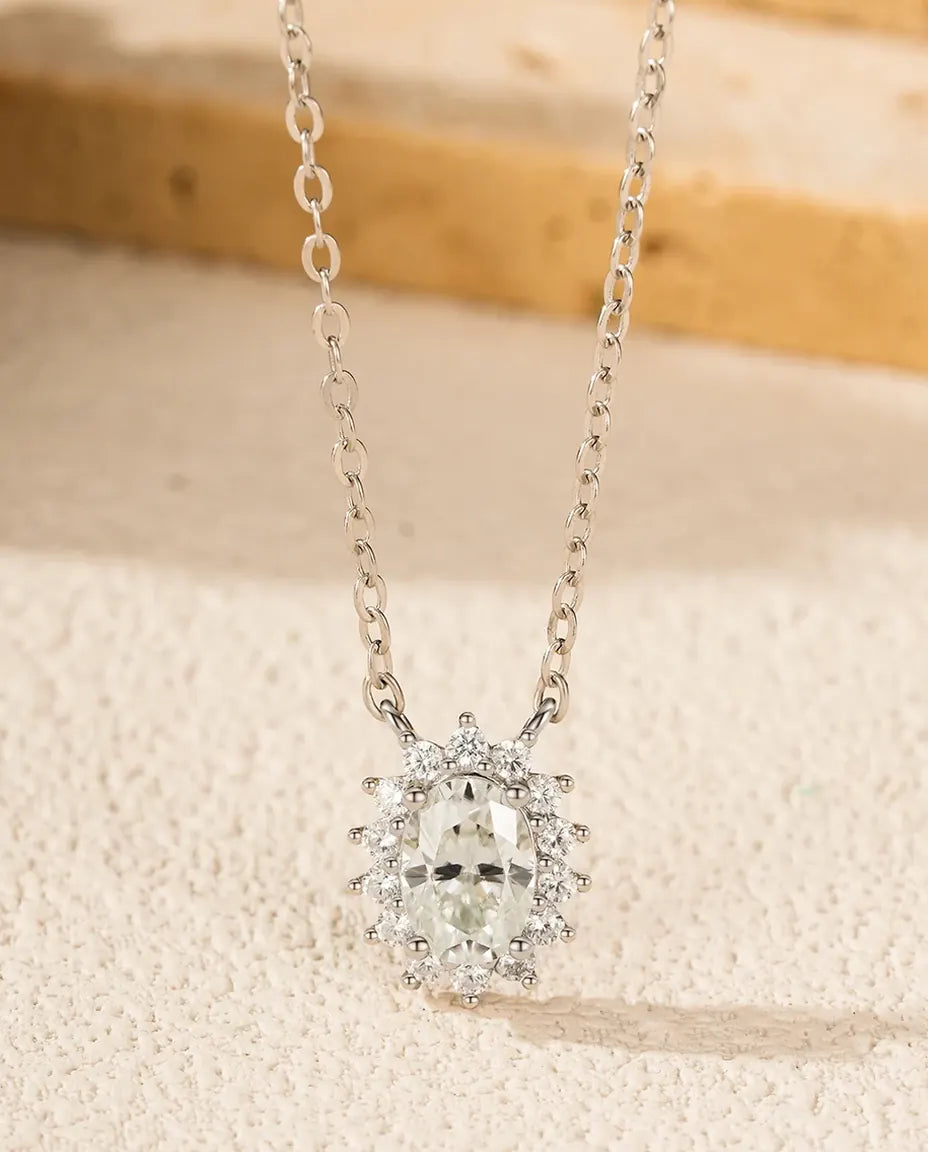 Collier Moissanite Ovale – 1 ct couleur D avec halo pavé, pendentif de 10 mm en argent 925
