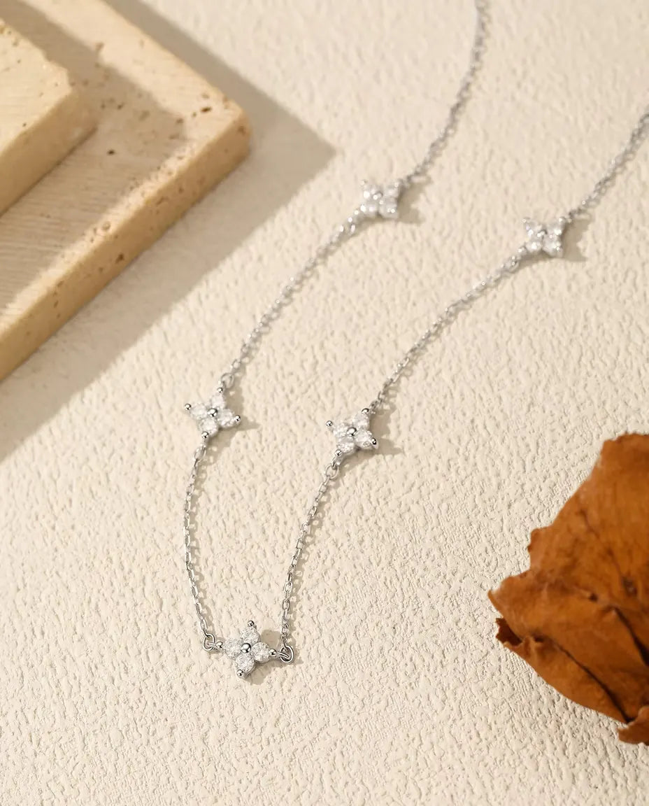 Collier moissanite à stations trèfle - cinq fleurs de 20 pierres en argent 925, chaîne 40 cm plus 5 cm de rallonge