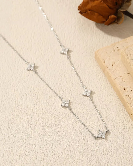 Collier moissanite à stations trèfle - cinq fleurs de 20 pierres en argent 925, chaîne 40 cm plus 5 cm de rallonge
