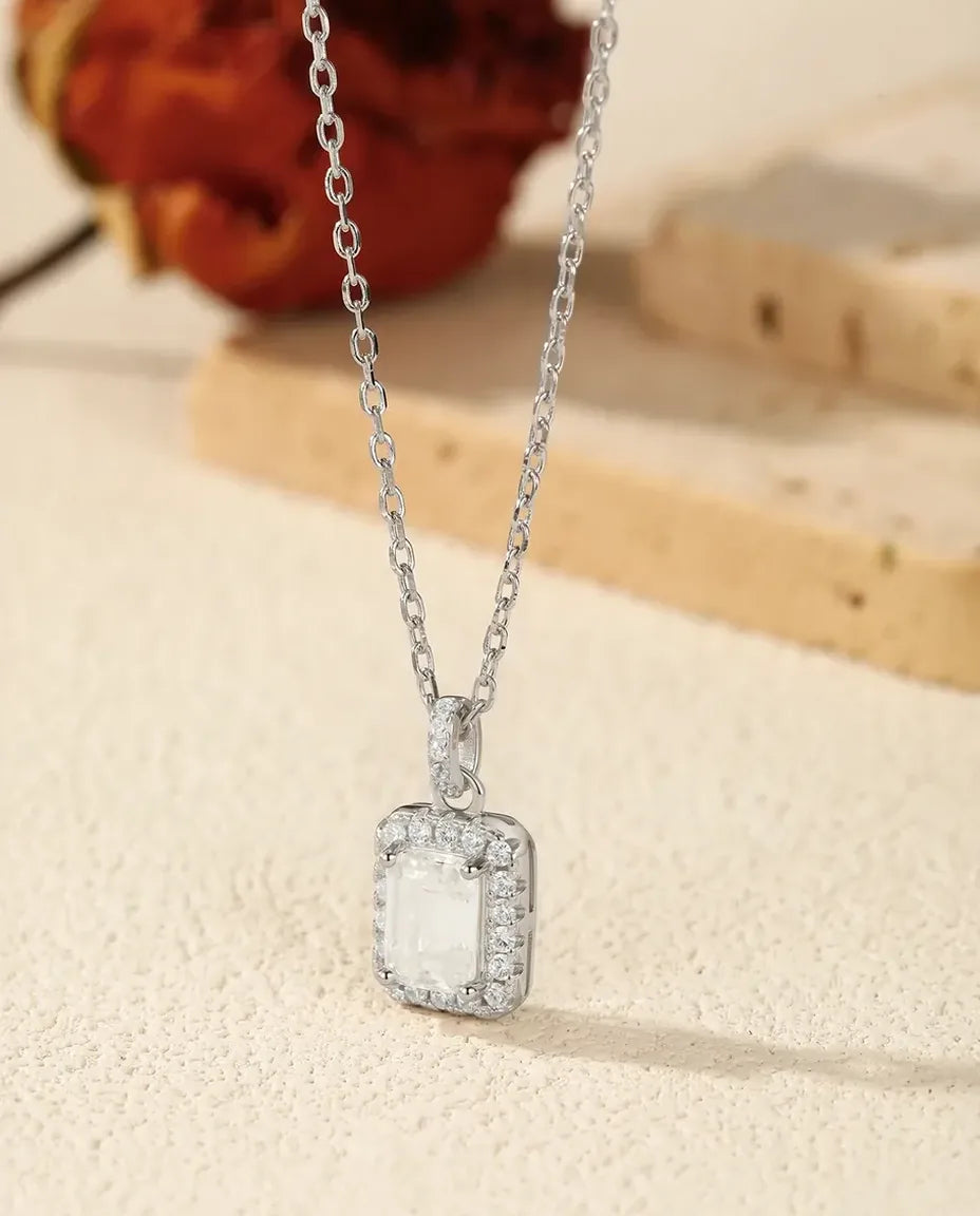 Collier Moissanite Taille Émeraude – 1 ct couleur D VVS1 avec halo pavé en argent 925