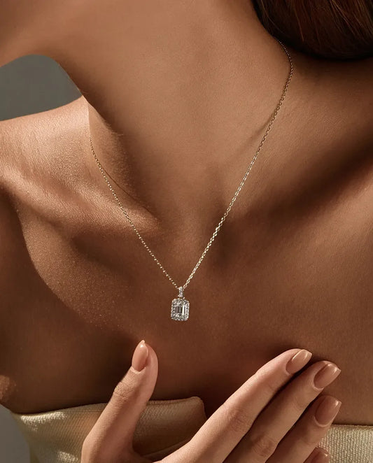 Collier Moissanite Taille Émeraude – 1 ct couleur D VVS1 avec halo pavé en argent 925