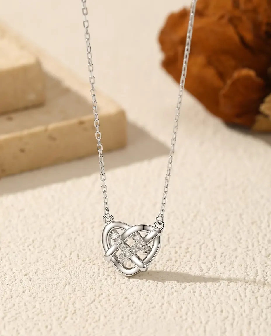 Collier Nœud Celtique Cœur – 9 Moissanites Couleur D, en Argent Sterling 925, Chaîne Réglable 40+5 cm