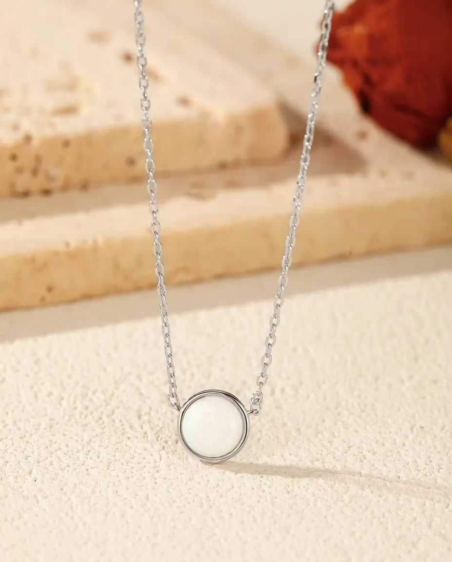Collier Opale en Argent 925 – Opale Blanche Ronde de Laboratoire de 6 mm Sertie Clos sur une Fine Chaîne Forçat, Collier Délicat pour Tous les Jours