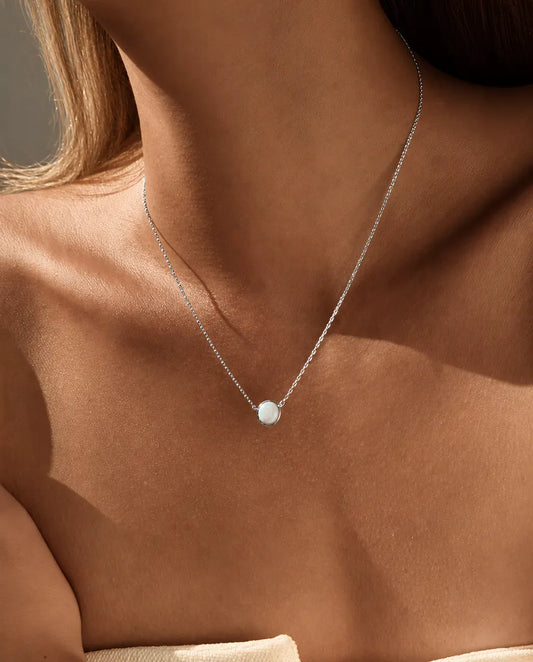 Collier Opale en Argent 925 – Opale Blanche Ronde de Laboratoire de 6 mm Sertie Clos sur une Fine Chaîne Forçat, Collier Délicat pour Tous les Jours