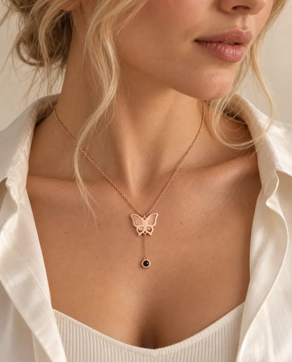 Collier papillon photo projection personnalisé - porté par un mannequin