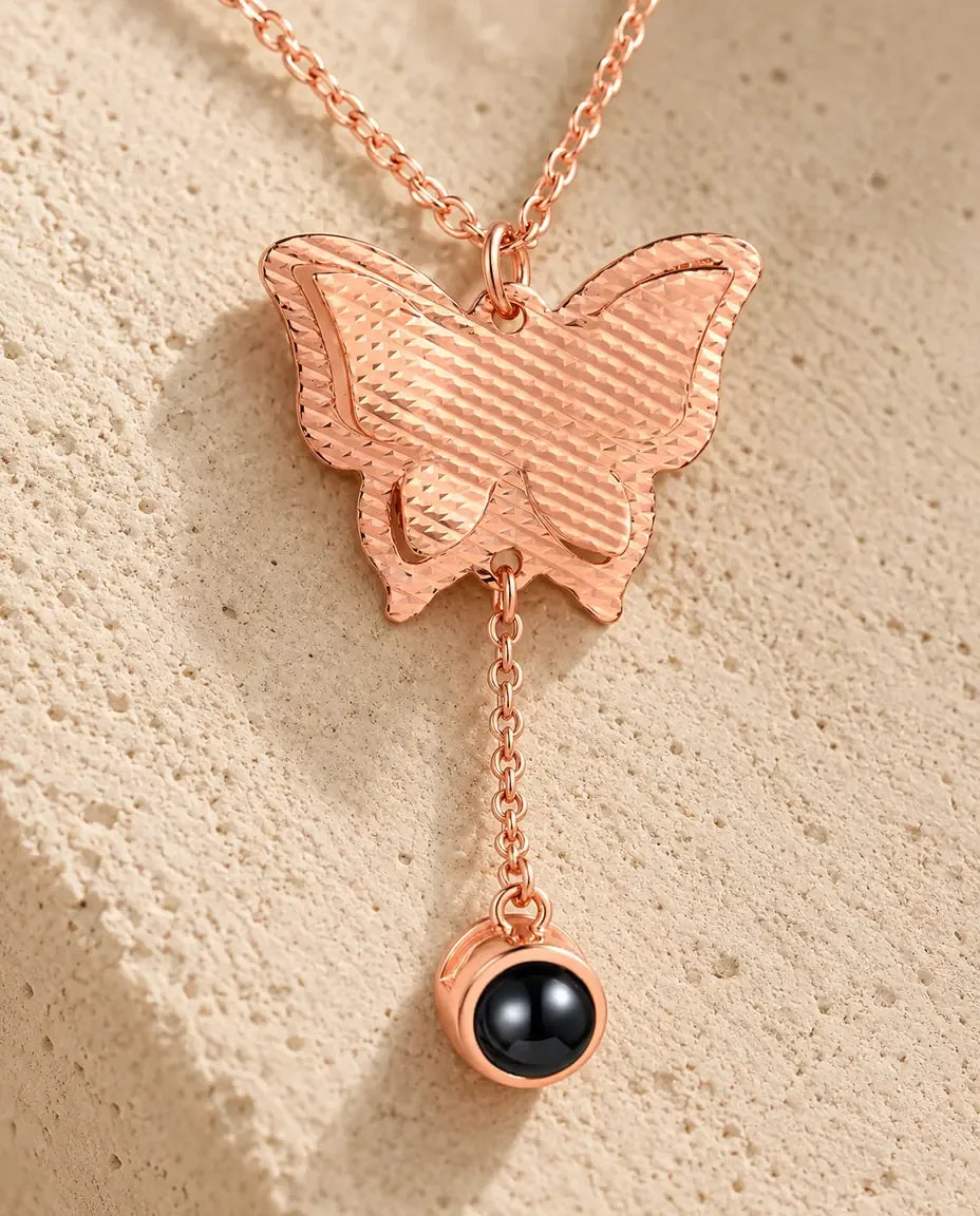 Collier papillon photo projection personnalisé - gros plan du pendentif de projection