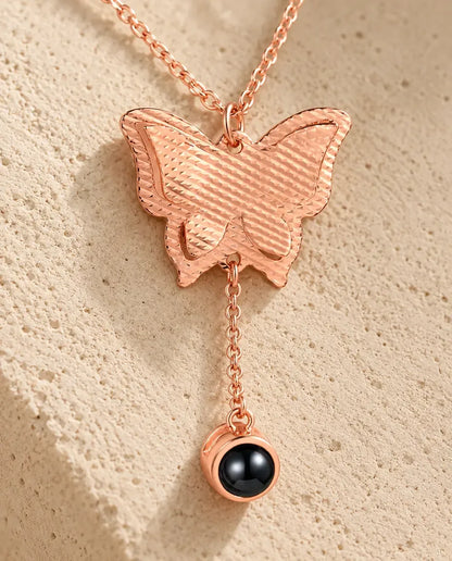 Collier papillon photo projection personnalisé - gros plan du pendentif de projection