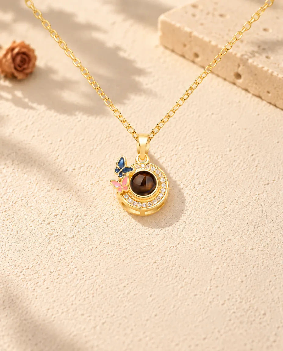 Vue de face du collier papillons doré avec couronne de zircons