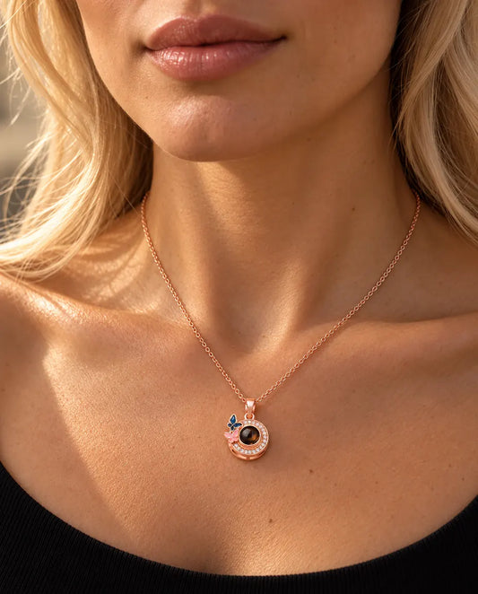 Femme en haut en maille noir portant le collier papillons couleur or rose photo projection