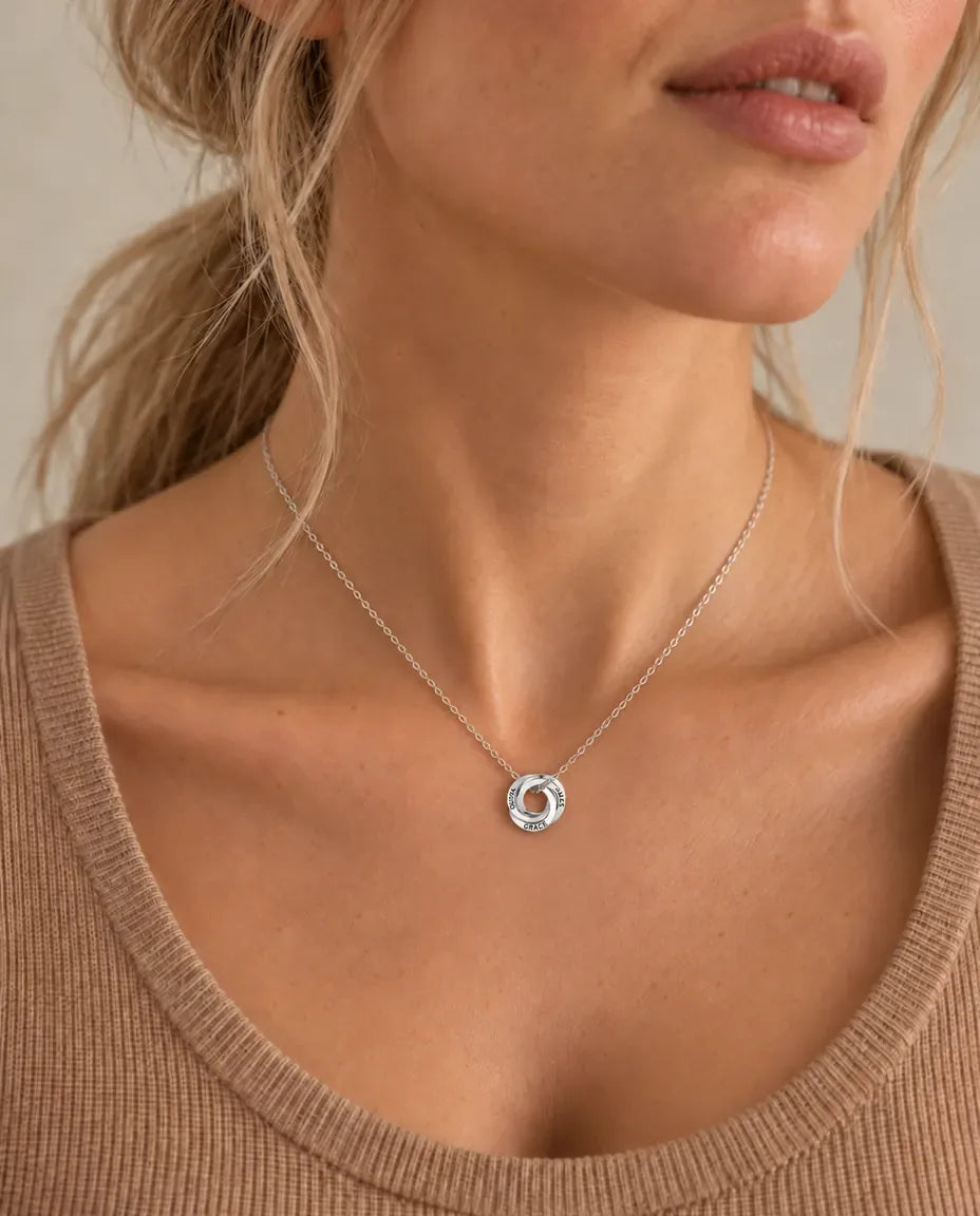 Collier Personnalisé - porté par un mannequin