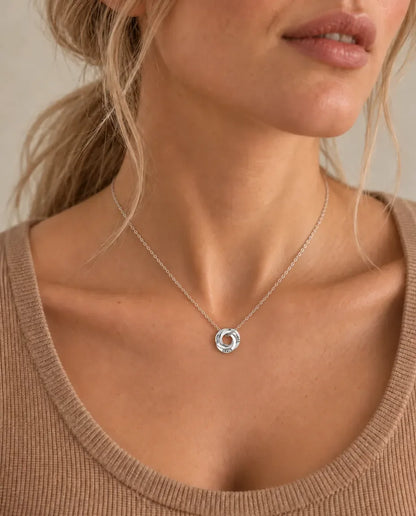 Collier Personnalisé - porté par un mannequin