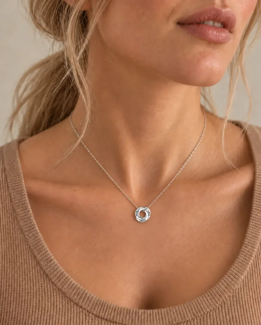 Collier Personnalisé - porté par un mannequin