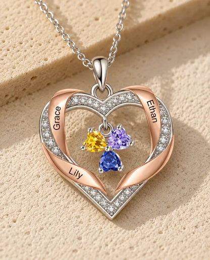 Collier Personnalisé - gros plan des prénoms gravés et des pierres de naissance