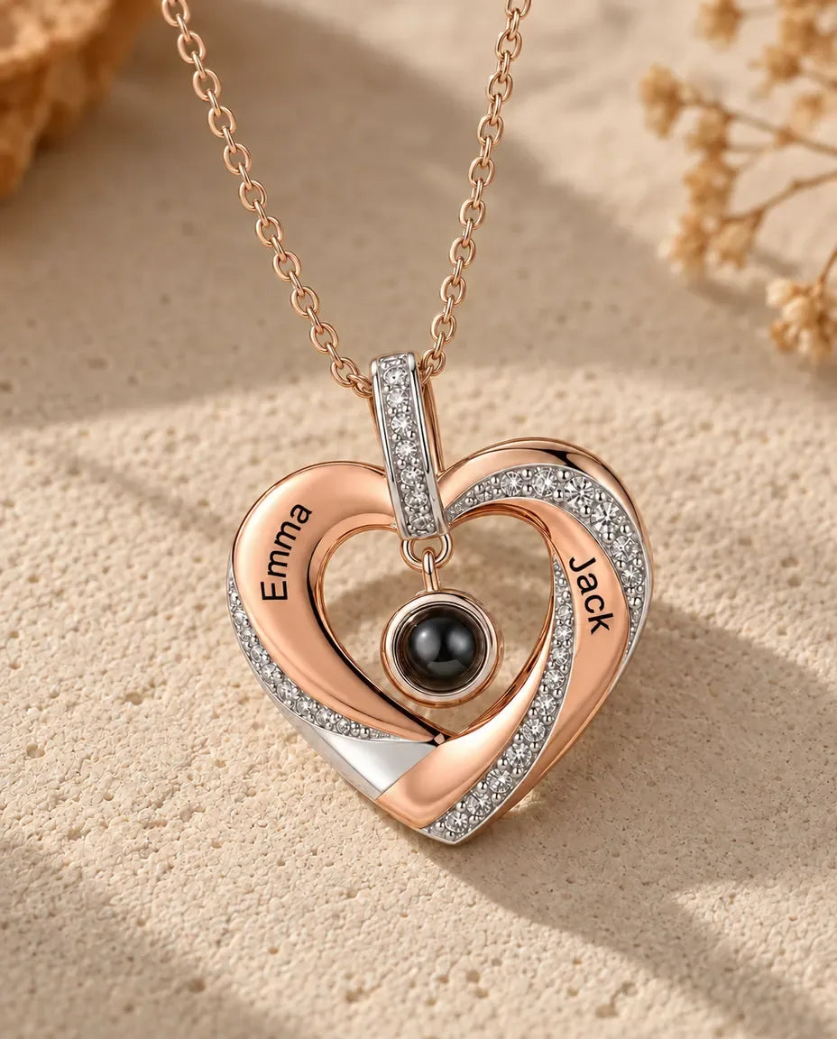 Collier Photo - gros plan du pendentif de projection gravé