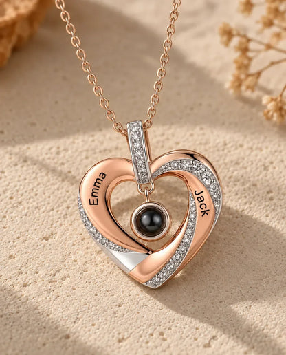 Collier Photo - gros plan du pendentif de projection gravé