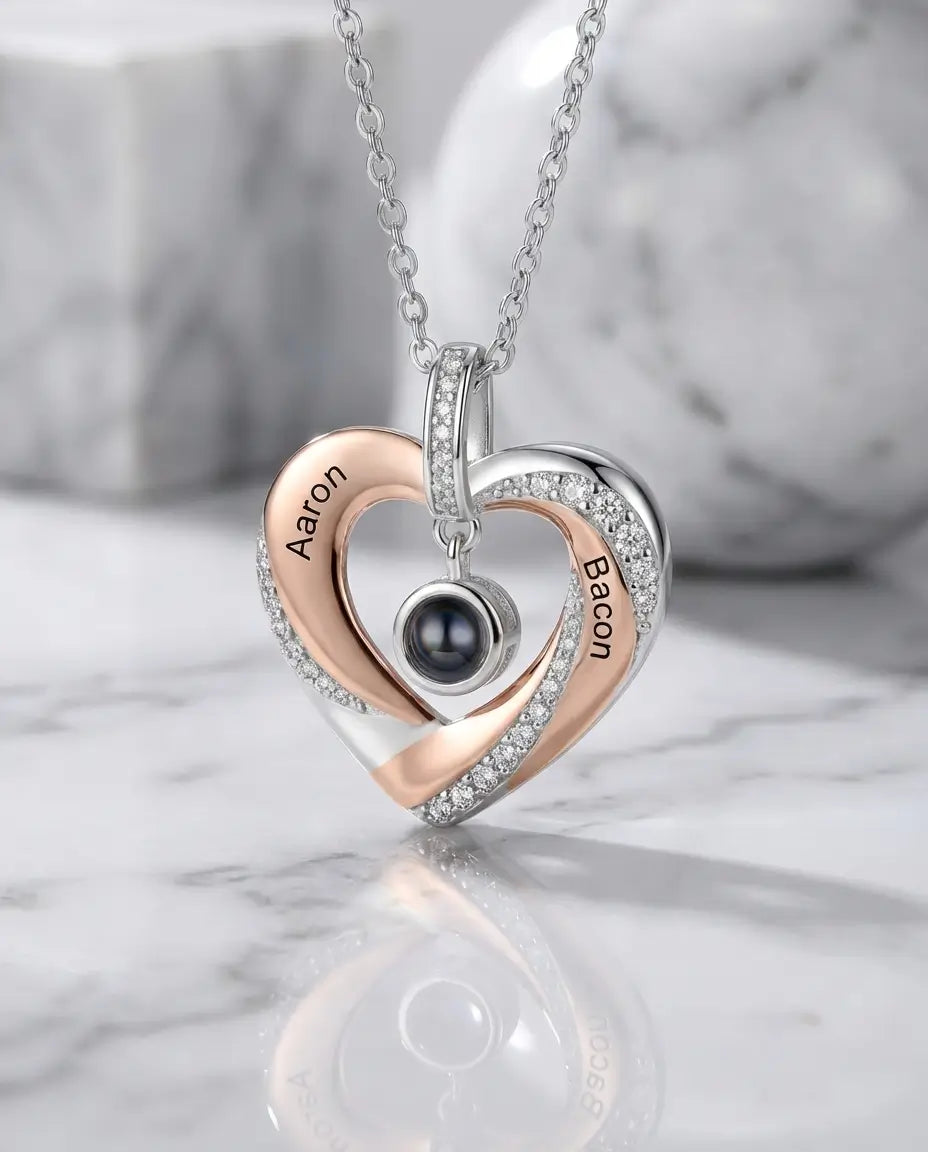 Collier Photo – Pendentif Cœur Gravé de Deux Prénoms, Photo Cachée dans la Pierre, Cadeau pour Elle, Maman, Anniversaire