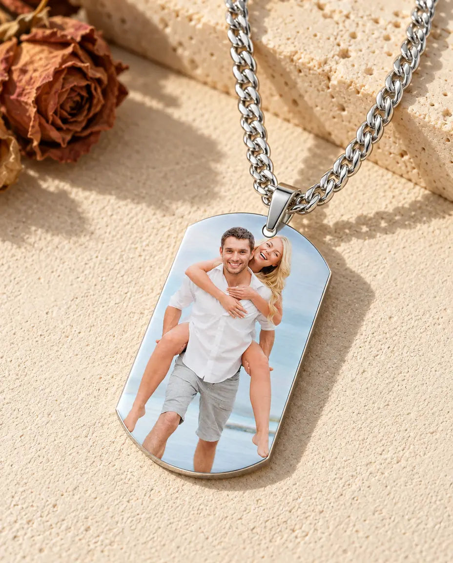 Collier photo homme en acier titane avec photo en couleur d’un couple