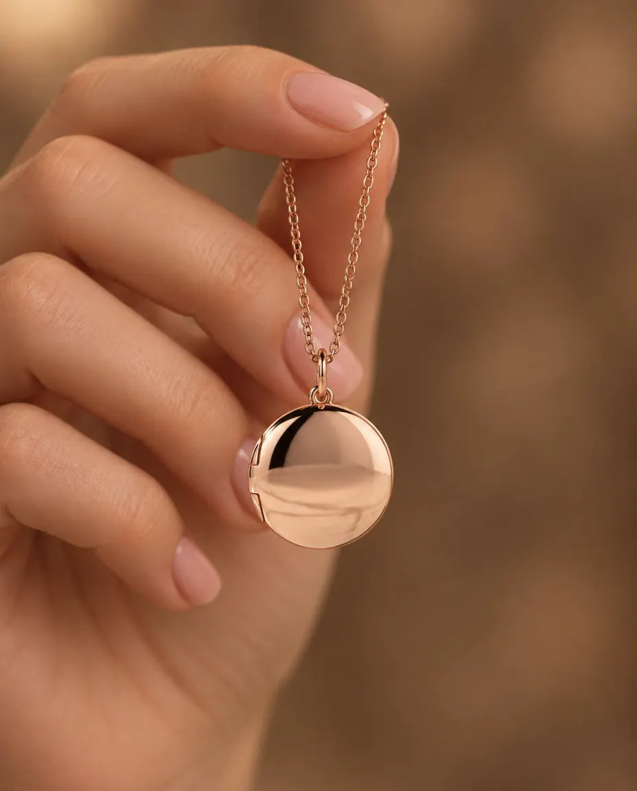 Collier avec Photo - tenu à la main