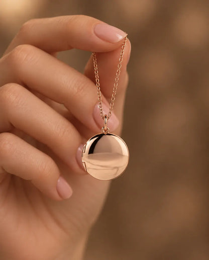 Collier avec Photo - tenu à la main