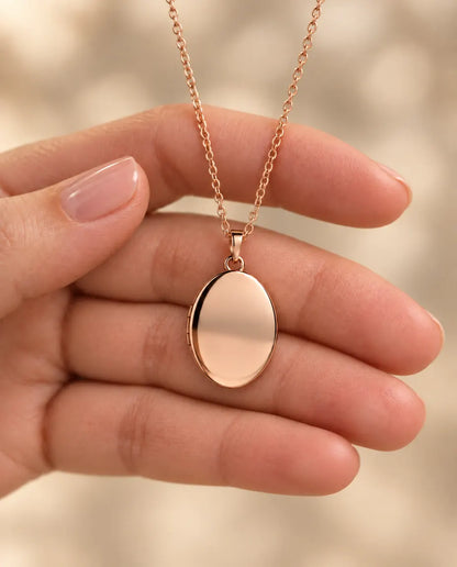 Collier avec Photo - tenu à la main