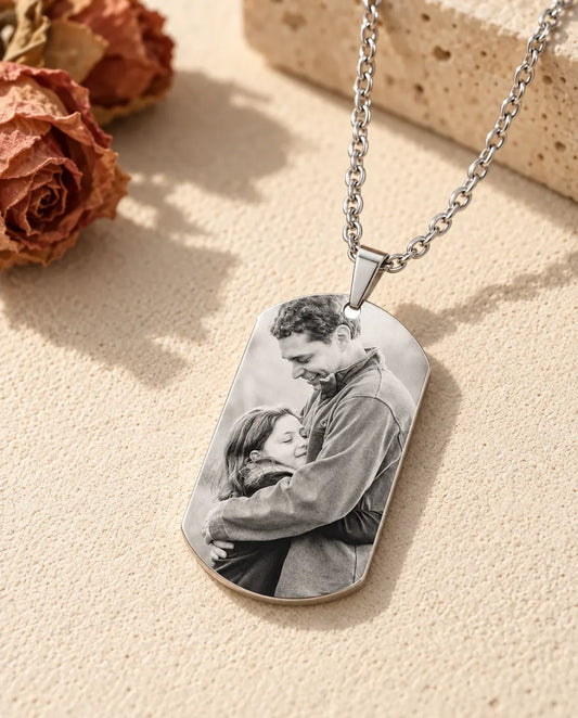 Collier photo papa en acier titane avec photo d’un père et sa fille gravée en noir et blanc