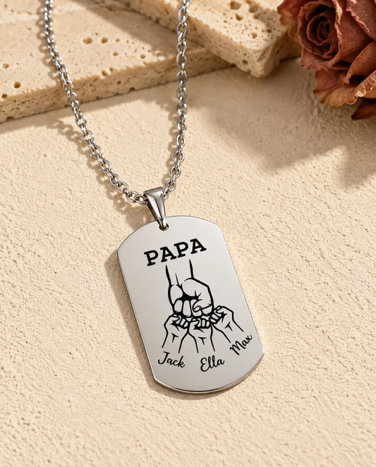 Dos de la plaque papa gravé PAPA, de poings et de trois prénoms