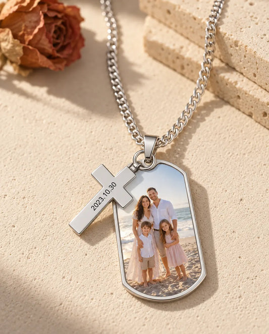 Collier photo avec photo de famille en couleur et petite croix gravée d’une date