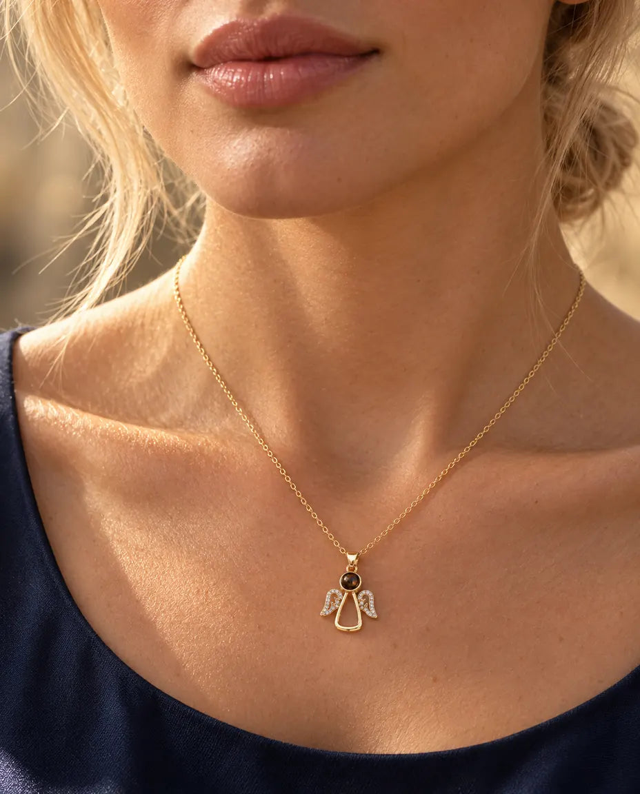 Femme en haut bleu marine portant le collier ange gardien doré